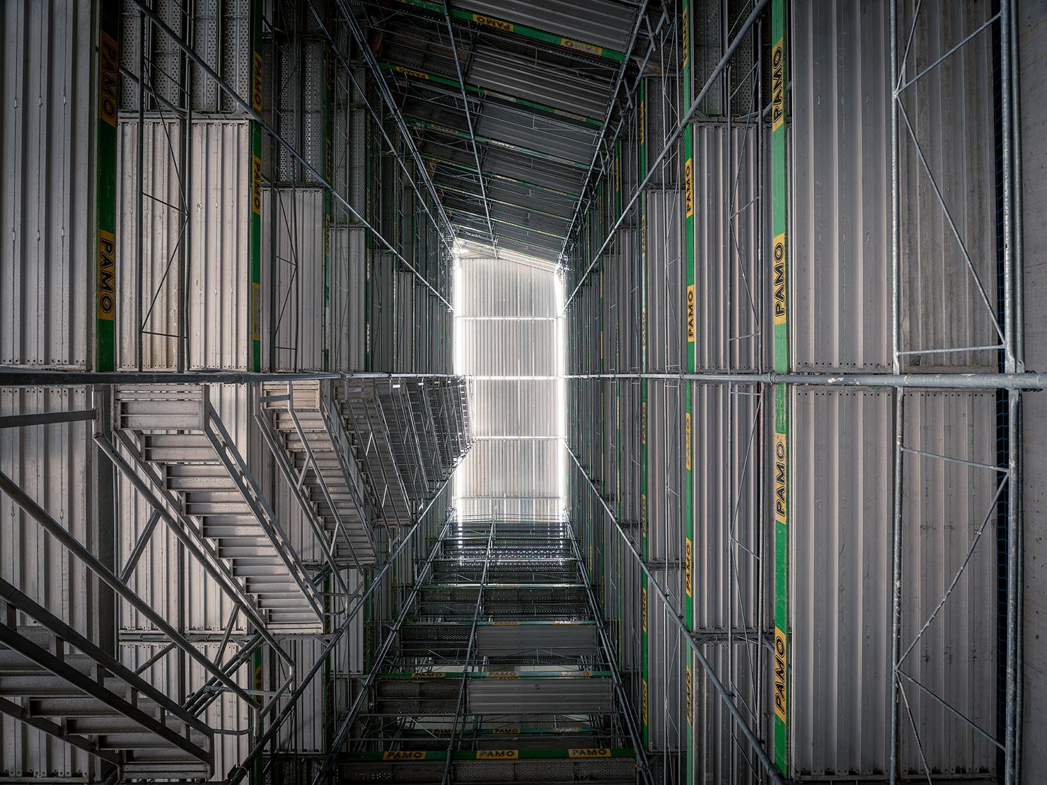 PJZ-Baustelle Oktober 2019: Blick nach innen auf Gerüst.