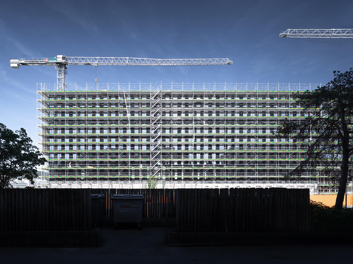 PJZ-Baustelle im Oktober 2019: Frontale Sicht auf Gebäude mit Gerüst und zwei Krane.