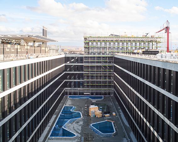 Die PJZ Baustelle im Oktober 2020. Blick von oben in den Rohbau des Innenhofs.