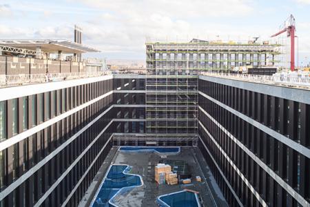 Die PJZ Baustelle im Oktober 2020. Blick von oben in den Rohbau des Innenhofs.