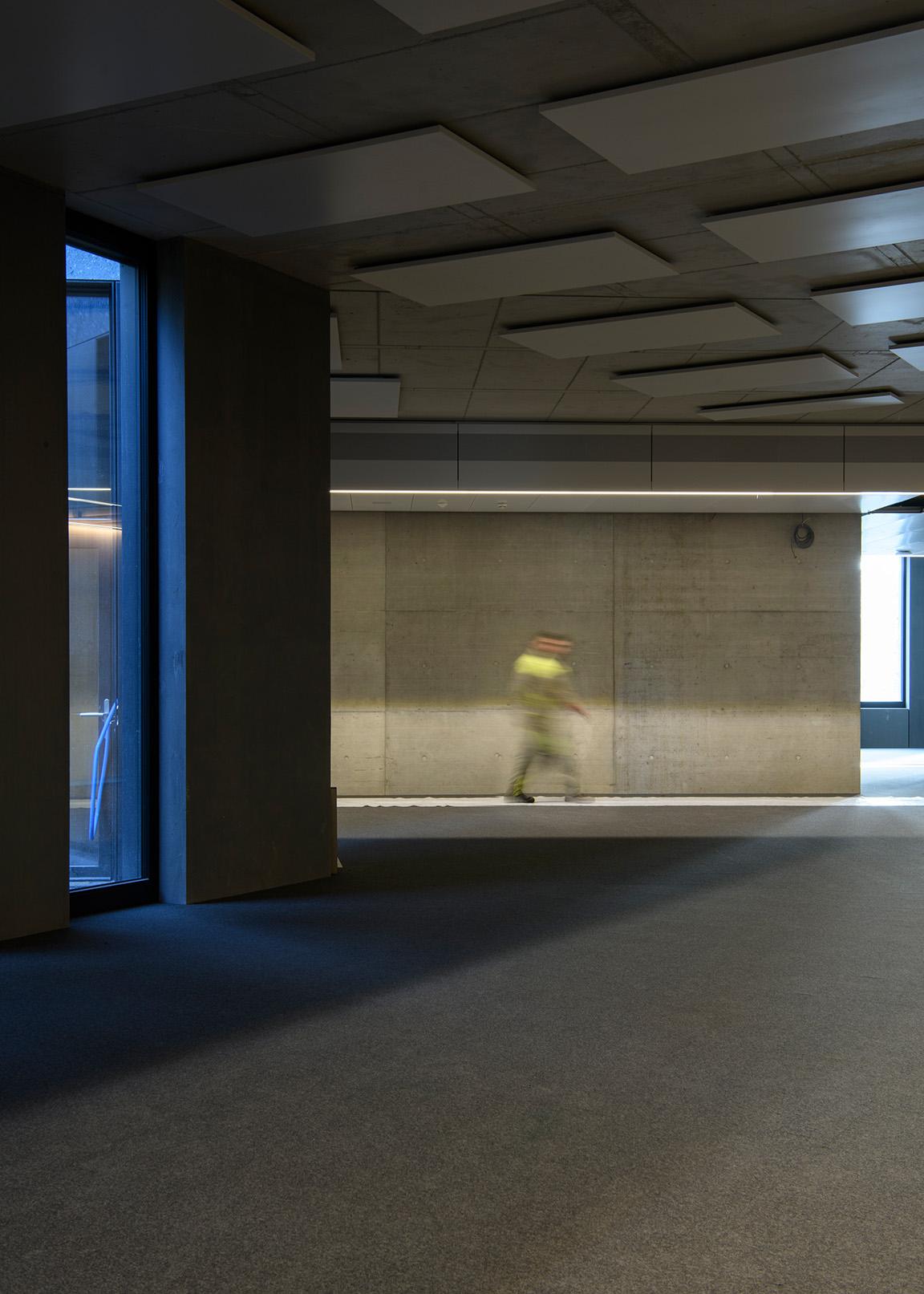 Gang im PJZ-Gebäude mit Bauarbeiter