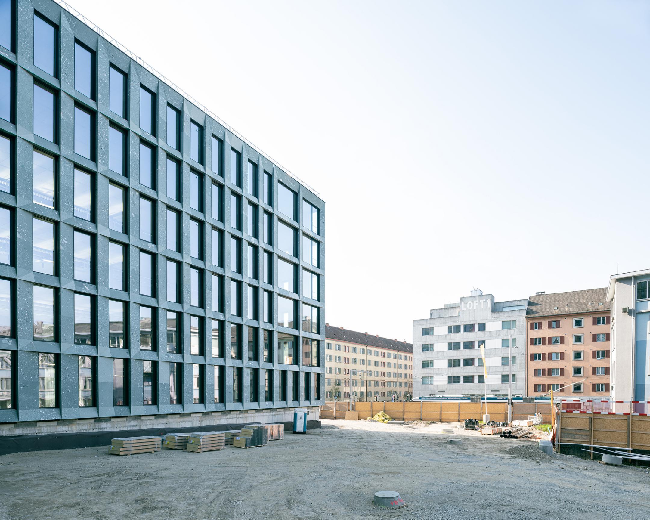 PJZ-Baustelle im Mai 2020 - seitliche Ansicht des Gebäudes.