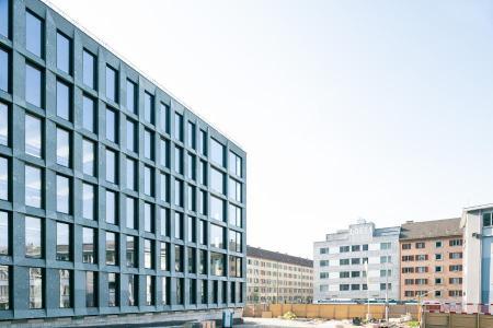 PJZ-Baustelle im Mai 2020 - seitliche Ansicht des Gebäudes.
