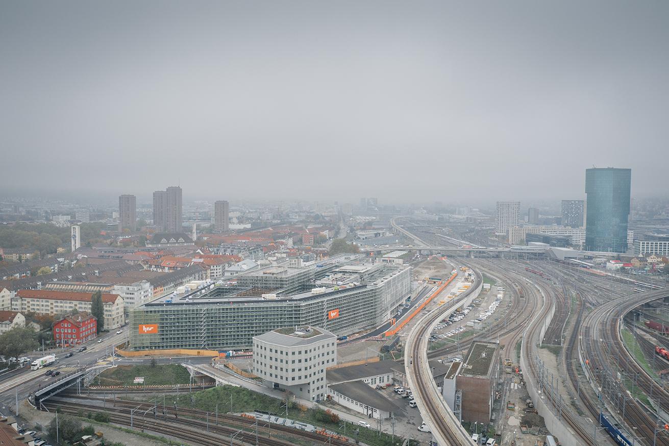 Blick über Geleise Richtung PJZ-Baustelle im leichten Nebel.