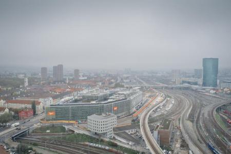 Blick über Geleise Richtung PJZ-Baustelle im leichten Nebel.