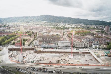 Die PJZ-Baustelle im September 2017, aufgenommen aus der Entfernung und von erhöhter Position. Zwei rote Kräne stehen auf Baustelle.