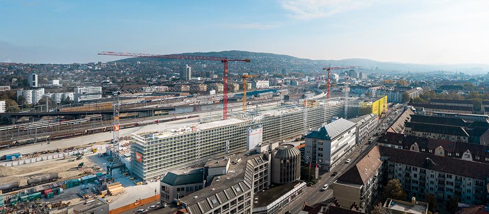 Die PJZ-Baustelle aus der Ferne im September 2018, im Vordergrund die Hohlstrasse.