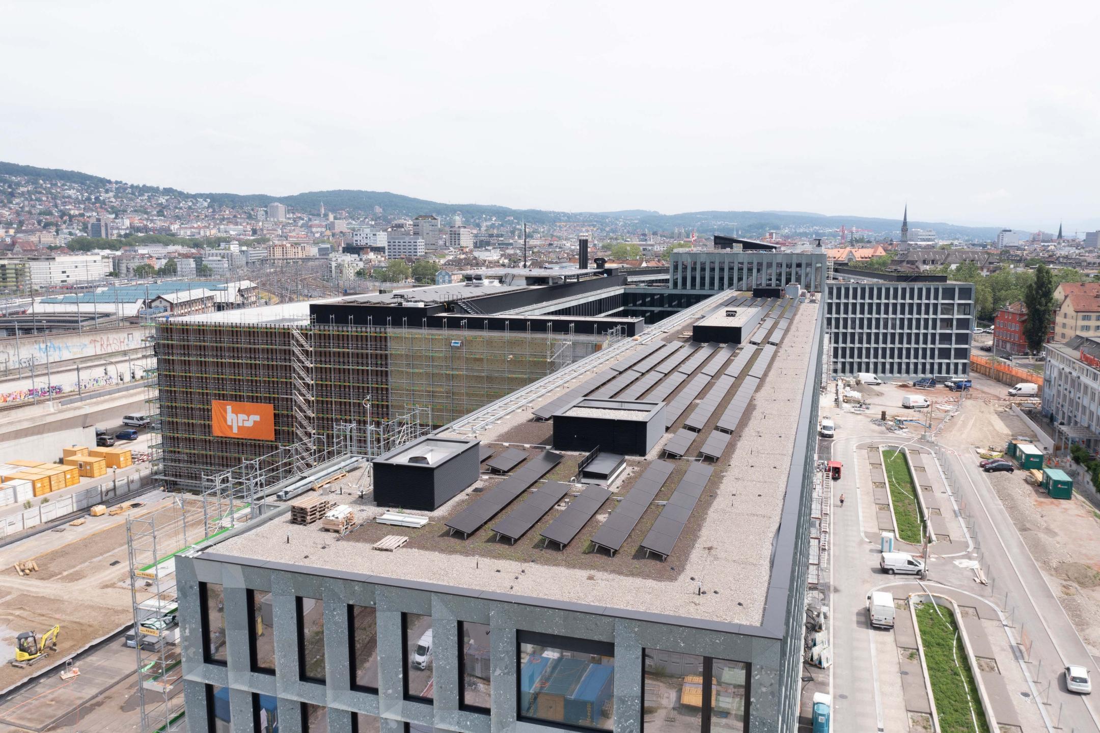 vogelperspektive auf dach des pjz mit pv-anlage