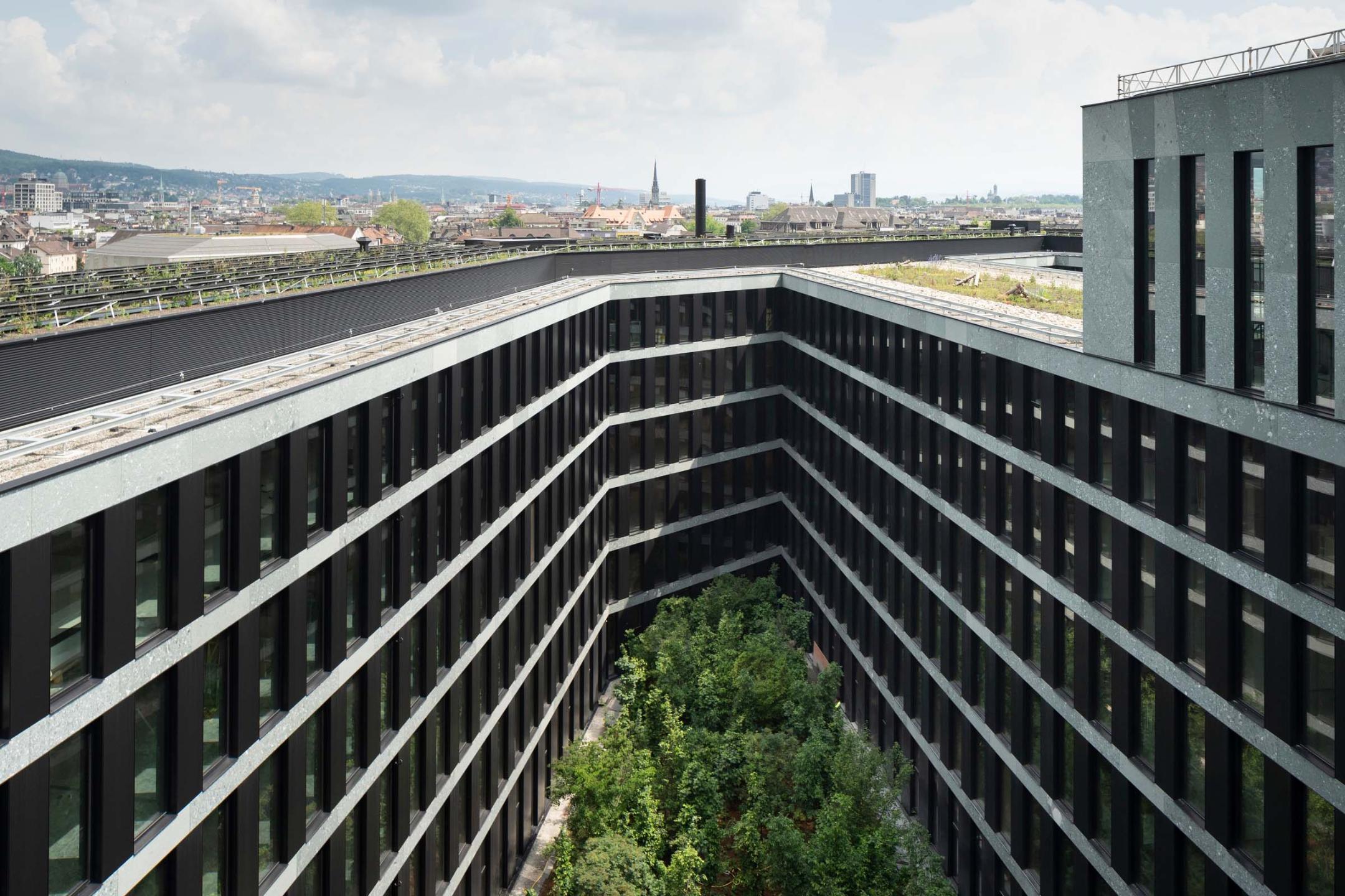 Innenhof des PJZ mit Bepflanzung, Dach mit Photovoltaikanlage