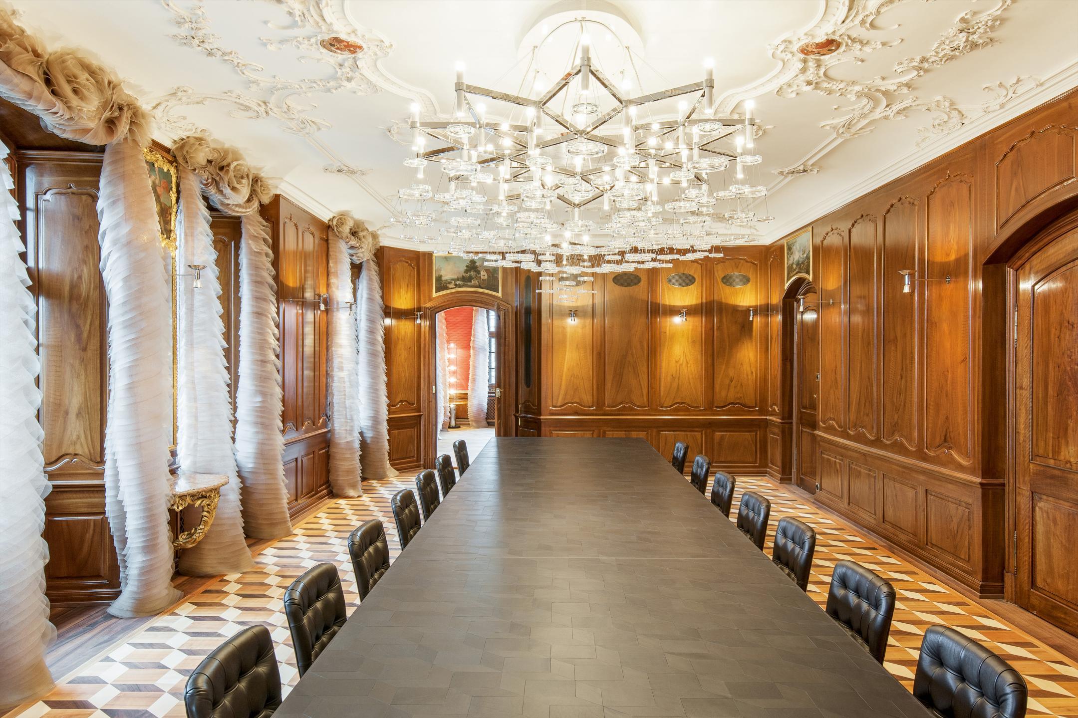 Grosser Saal mit langem Tisch und 14 Stühlen