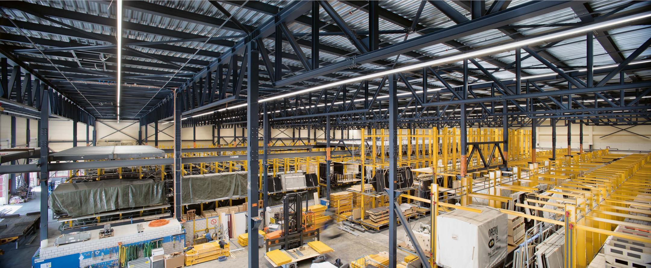 Das Opernhaus Zürich benötigt viele Dekorationen für seine 250 Vorstellungen, hat aber keine Lagermöglichkeiten im Hauptgebäude. Daher kaufte es 2000 das Gebäude an der Kügeliloostrasse in Zürich Oerlikon für die Lagerung der Dekorationswagen. Im Untergeschoss befinden sich Kostümverleih und Schuhmacherwerkstatt, weitere Werkstätten, Lager- und Büroräume im Bürotrakt.