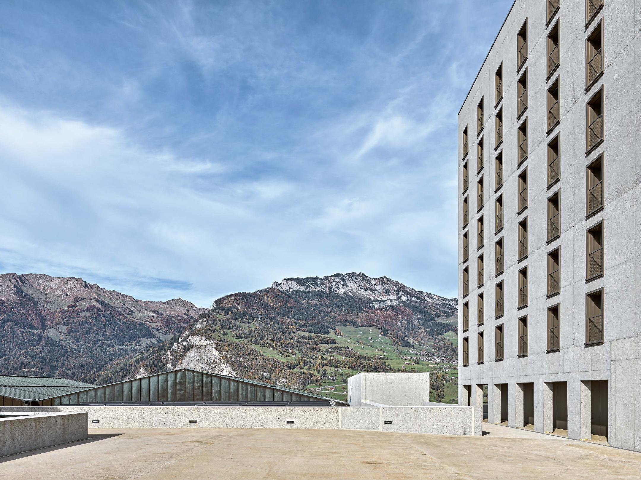 Aussicht auf die Glarner Alpen, im Vordergrund der Erweiterungsbau des Sportzentrums Kerenzerberg.