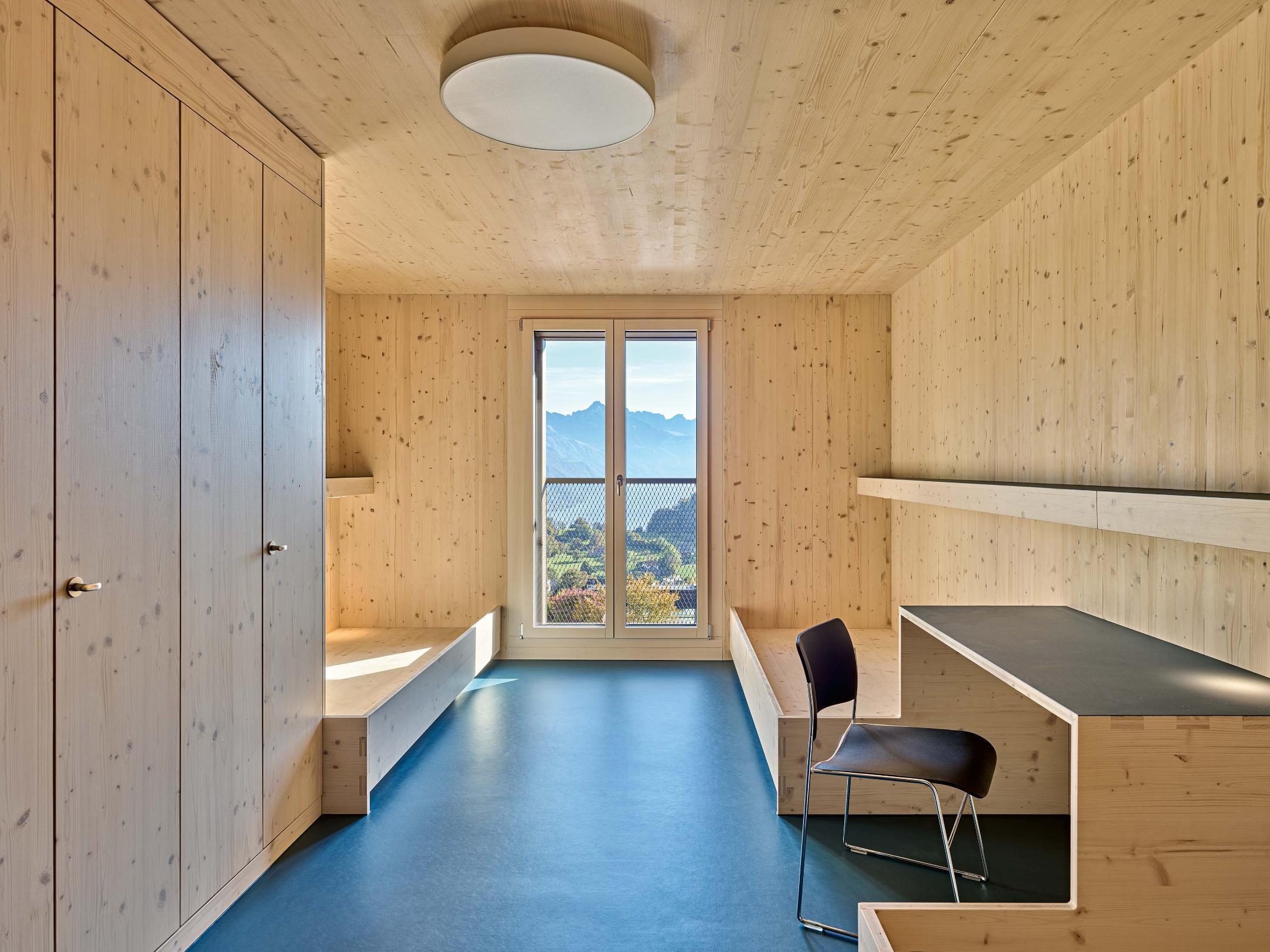 Aus Holz gefertigte Unterkunft. Wände, Decke, Fensterrahmen als auch die Möblierung sind komplett aus Holz.