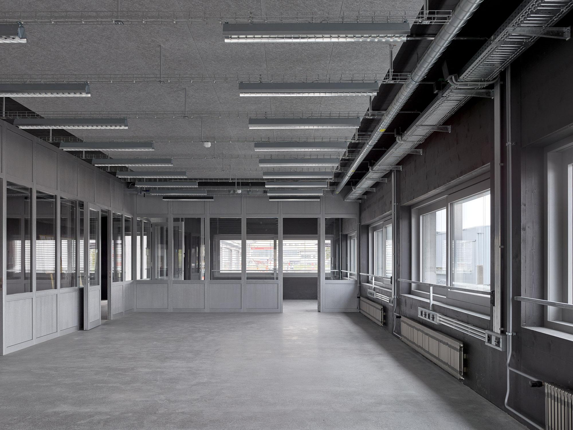 Leerer Büroraum im Dienstgebäude.