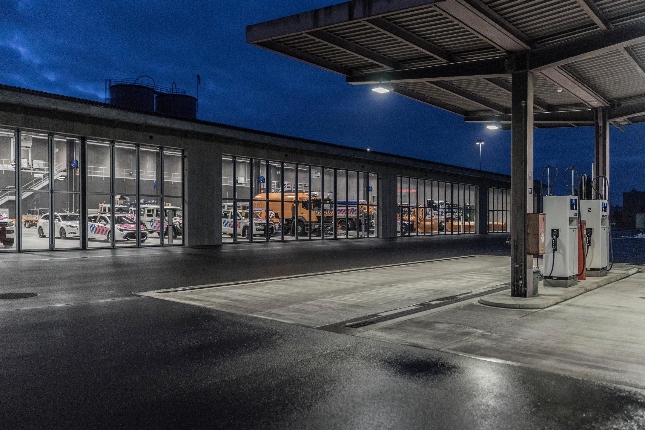 Einstellhalle von aussen bei Nacht.