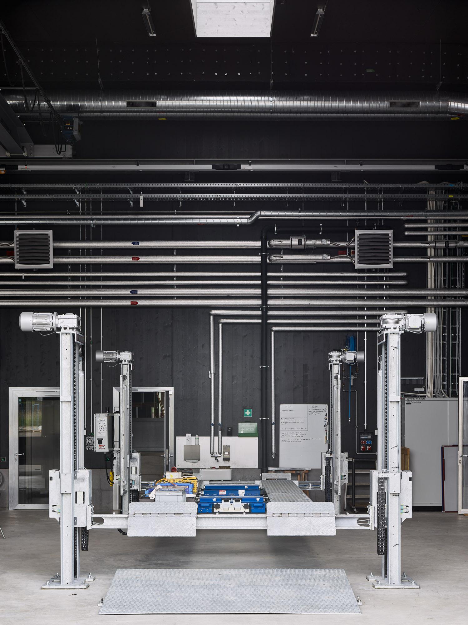 LKW-Hebebühne in der Werkstatt.