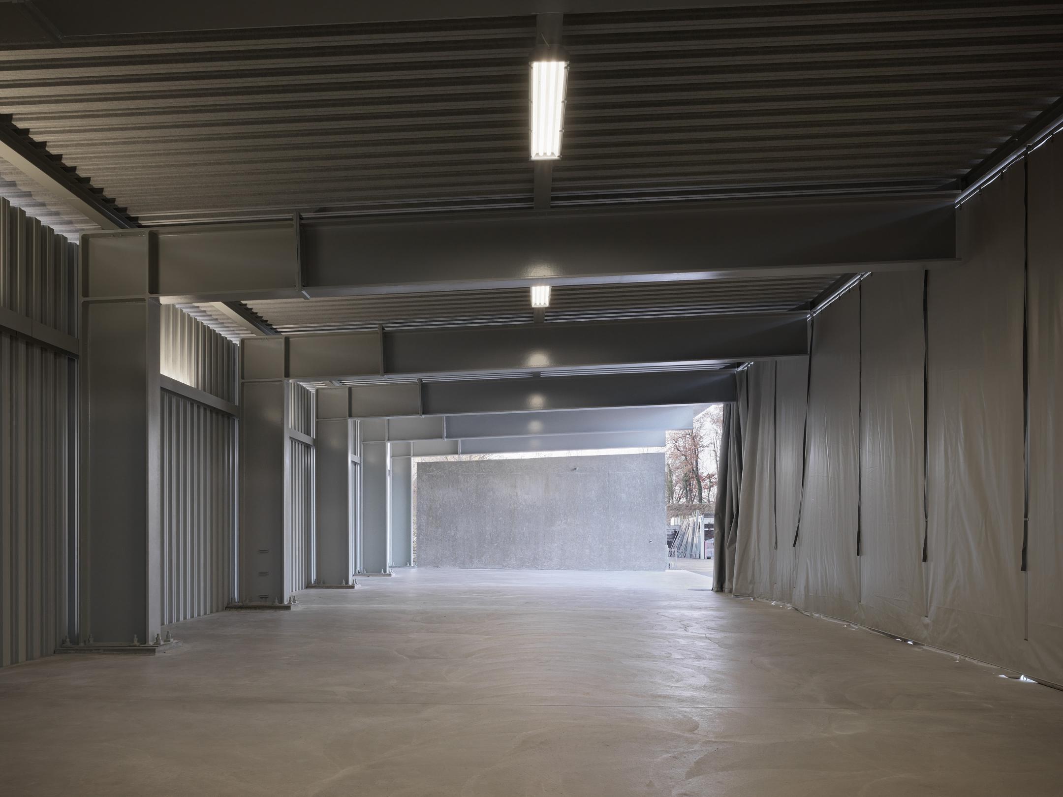 Innenbild des Unterstandes mit geschlossenem Industrievorhang.