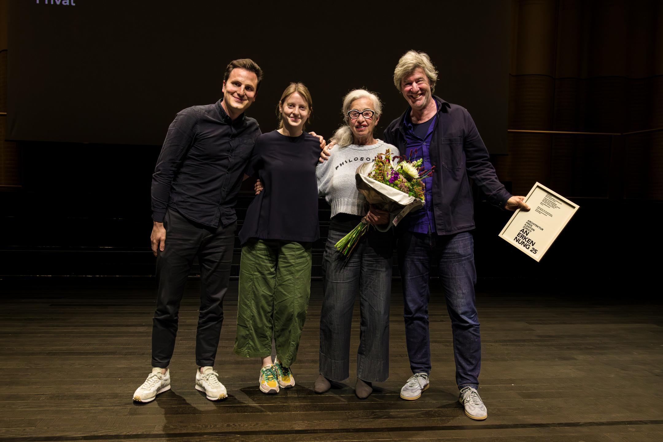 Die Preisträger posieren mit Blumenstrauss für das Foto.