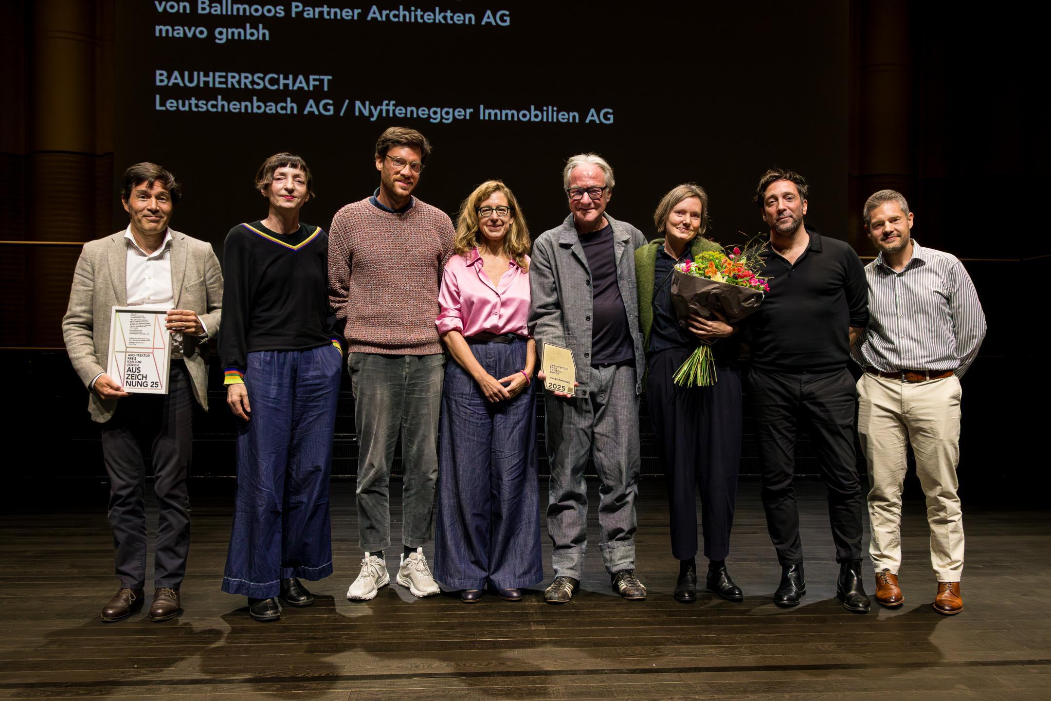 Die Preisträger posieren mit Blumenstrauss für das Foto.