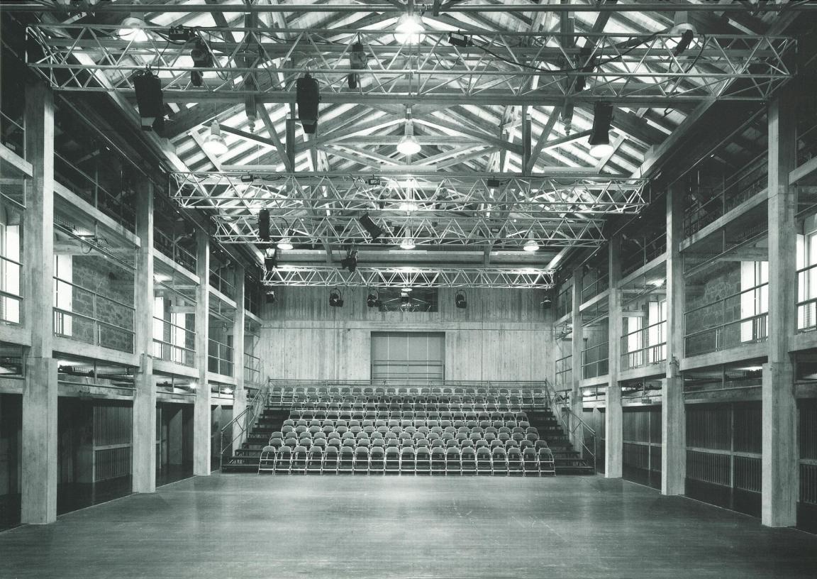 Beispielbild einer Aufführungsbühne mit Publikumsraum und Beleuchtungstechnik. In diesem Fall handelt es sich um eine Bühne in der Gessnerallee in Zürich.
