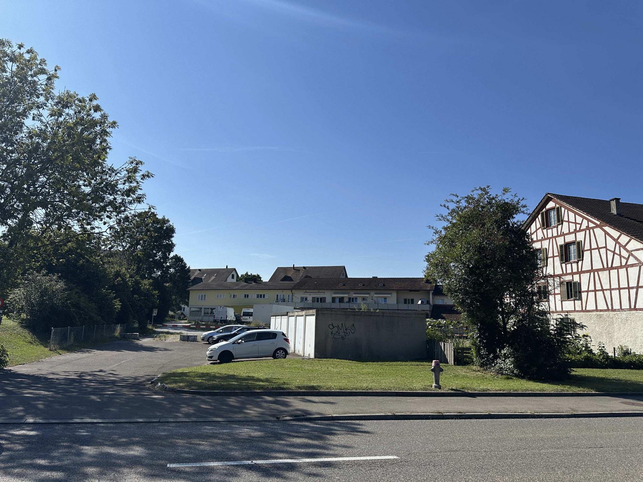 Garagenboxen und Parkplatz des Mehrfamilienhauses in Höri.