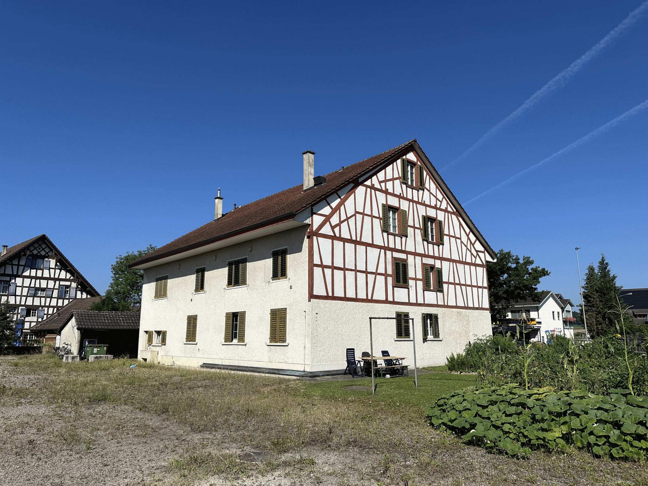 Mehrfamilienhaus mit Garten.