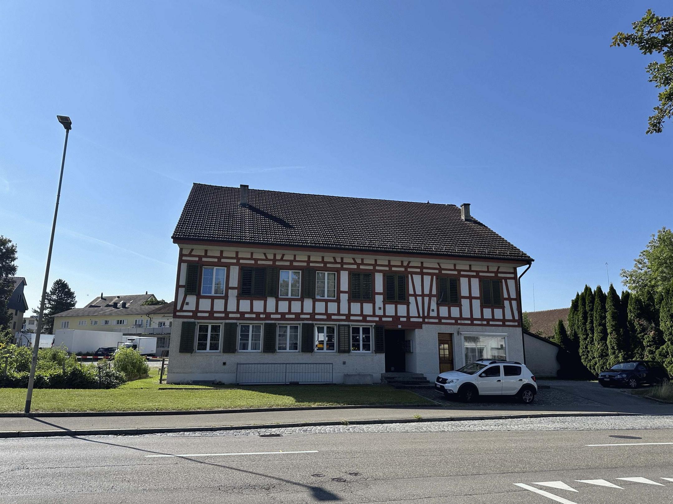 Nordfassade Mehrfamilienhaus an der Wehntalerstrasse in Höri.