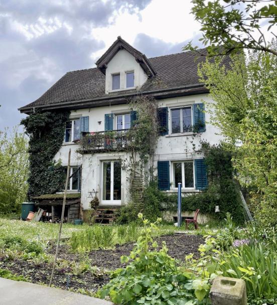 Wohnhaus in Rheinau umgeben von viel Grün im Garten.