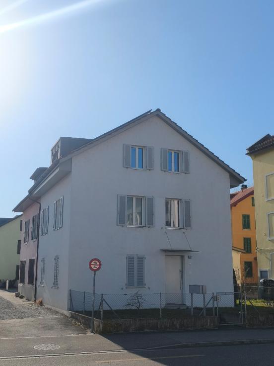 Front des Einfamilienhauses in WInterthur vor strahlend blauem Himmel.