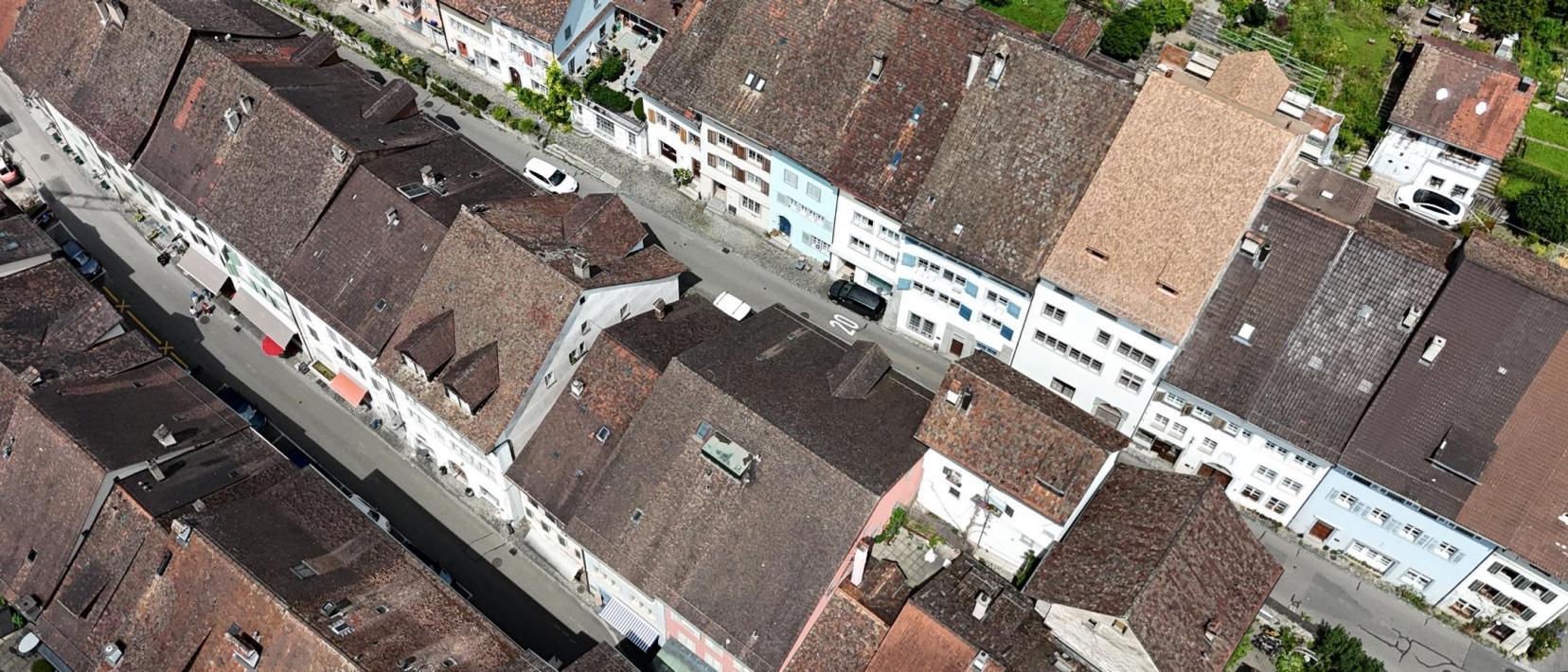 Vogelperspektive auf die Dachlandschaft des Ortsbildes von Eglisau.