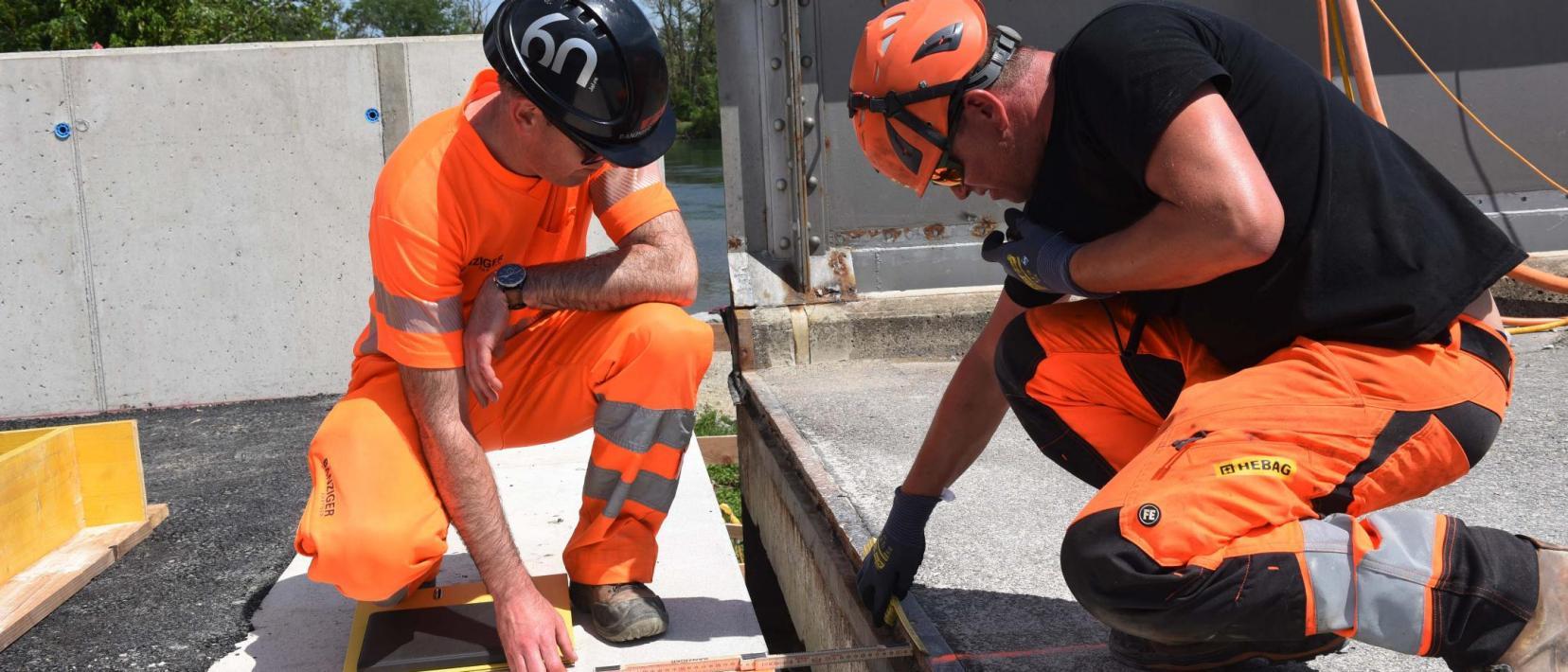 Bauarbeiter auf der Rheinbrücke in Flaach