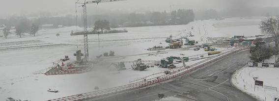Webcam-Blick auf die zugeschneite Baustelle beim sich im Bau befindenden Autobahnzubringer Obfelden / Ottenbach.