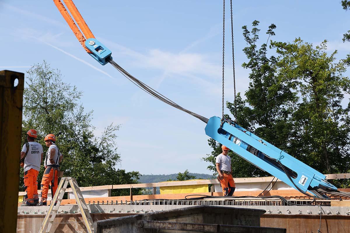 Hydraulik-Litze verbindet Seil und Betonbrücke.
