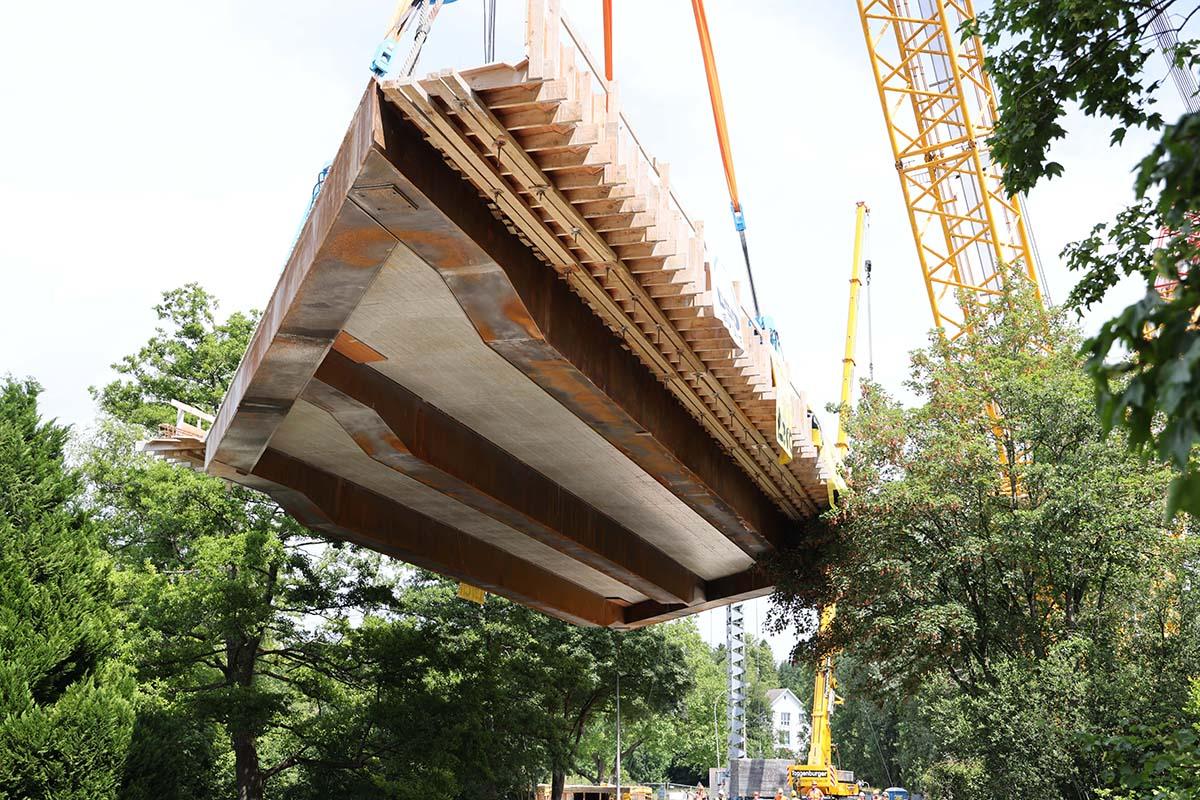 Brücke in der Luft an Seilen zwischen Bäumen.