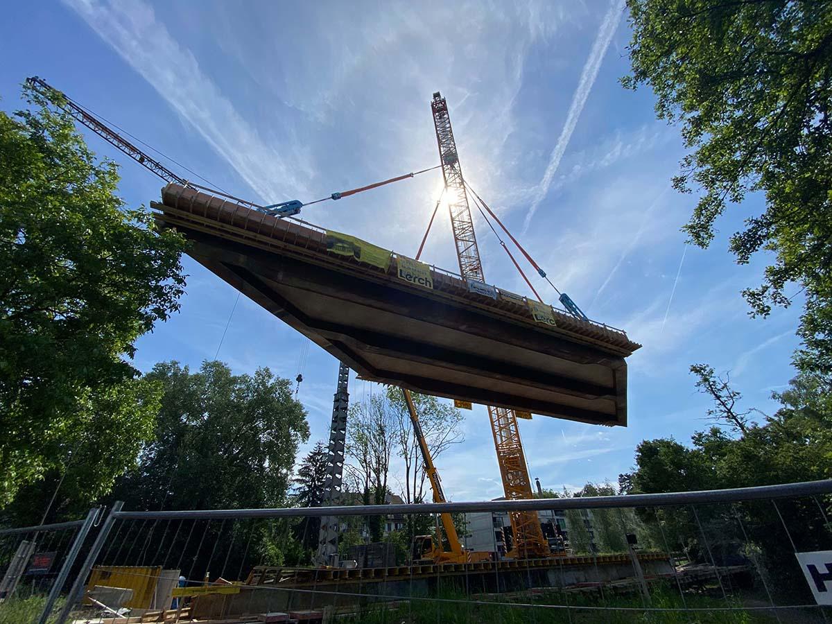 Brücke hängt an Kran