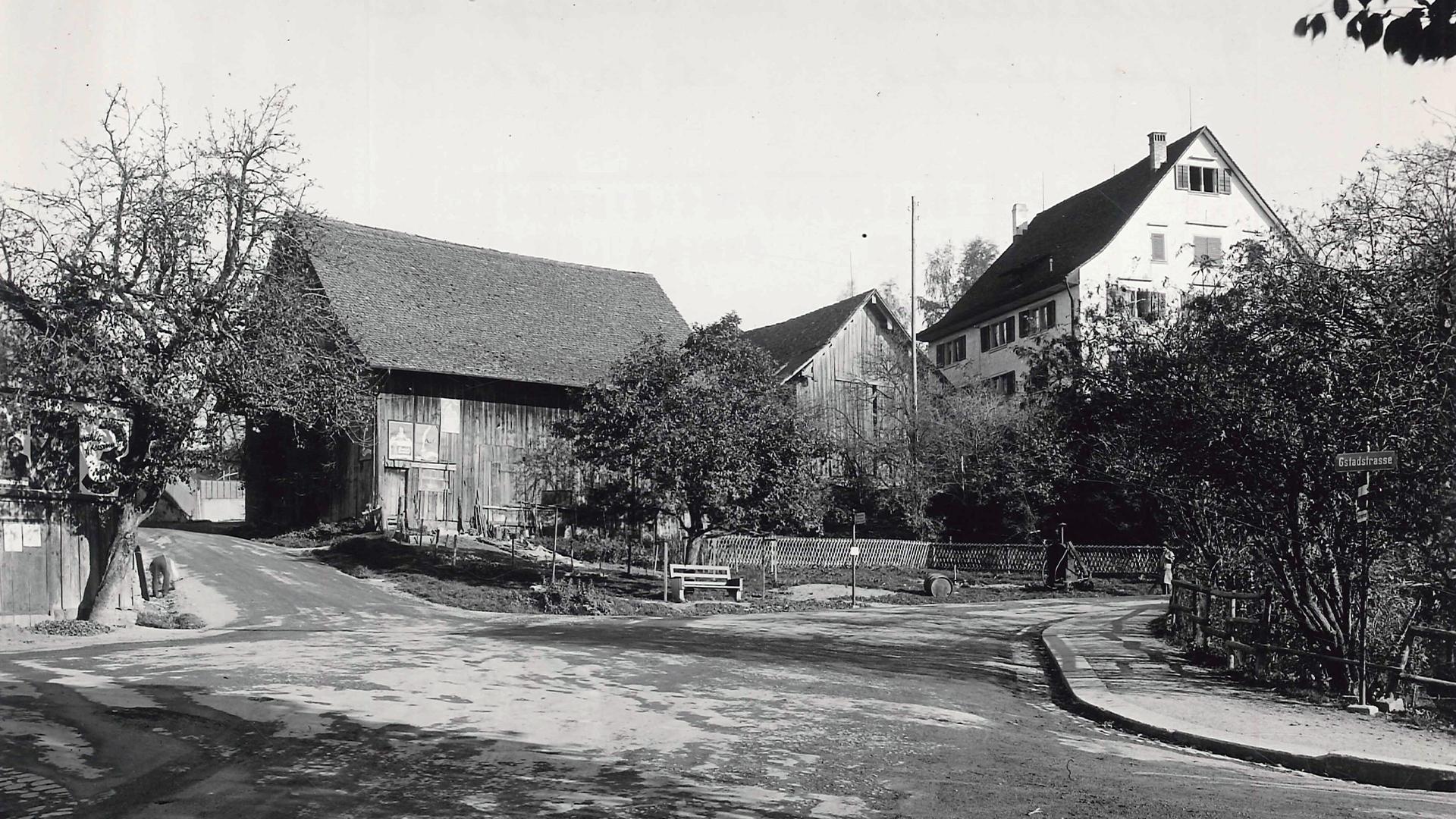 Historische Schwarz-Weiss-Aufnahme mit alten Scheunen und Häusern, vor dem Bau des Kreisels.