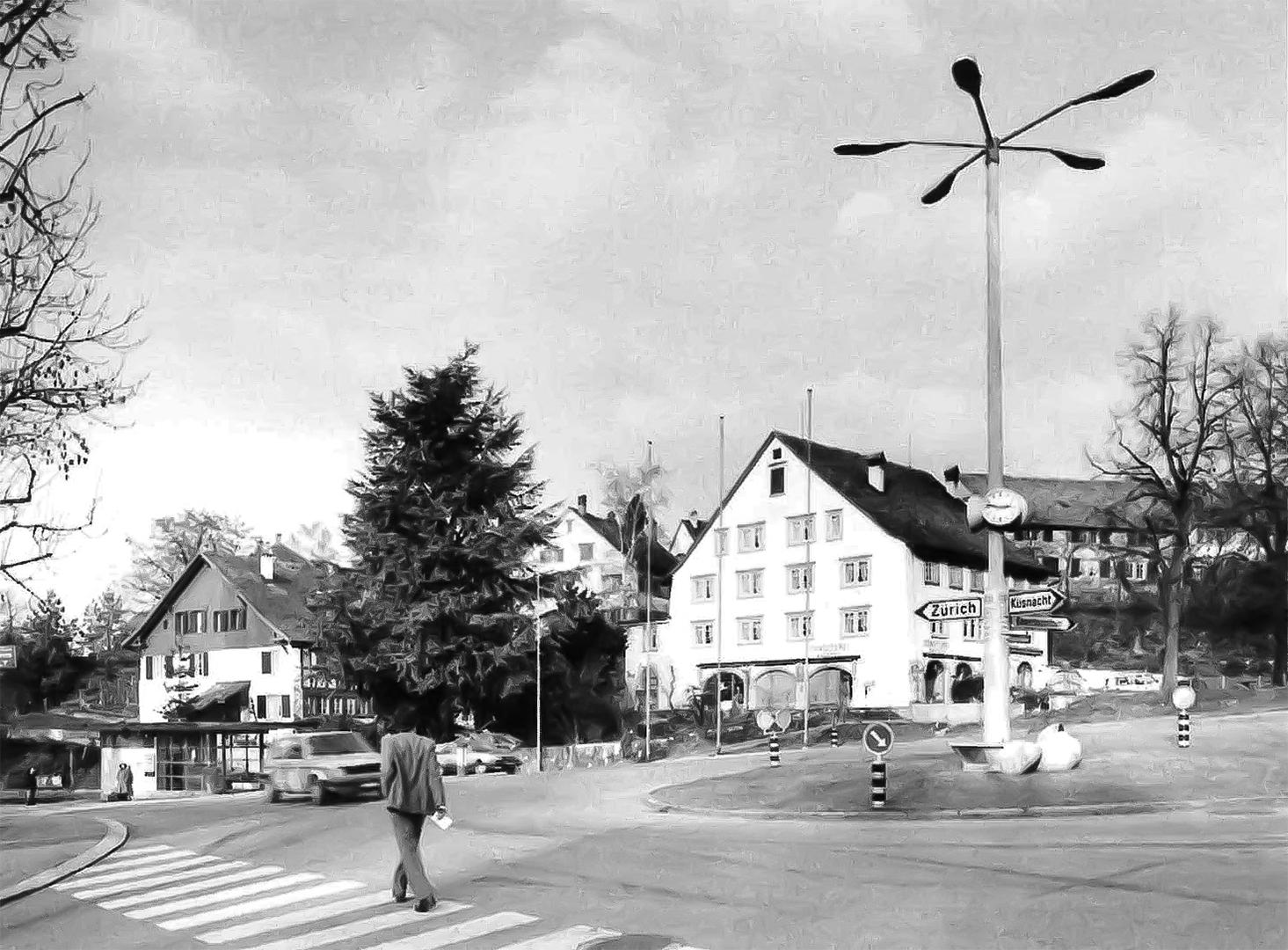 Schwarz-Weiss-Aufnahme des Dufourkreisels aus dem Jahr 1982 mit einem Fussgänger auf dem Zebrastreifen und der modernisierten Beleuchtungssäule.