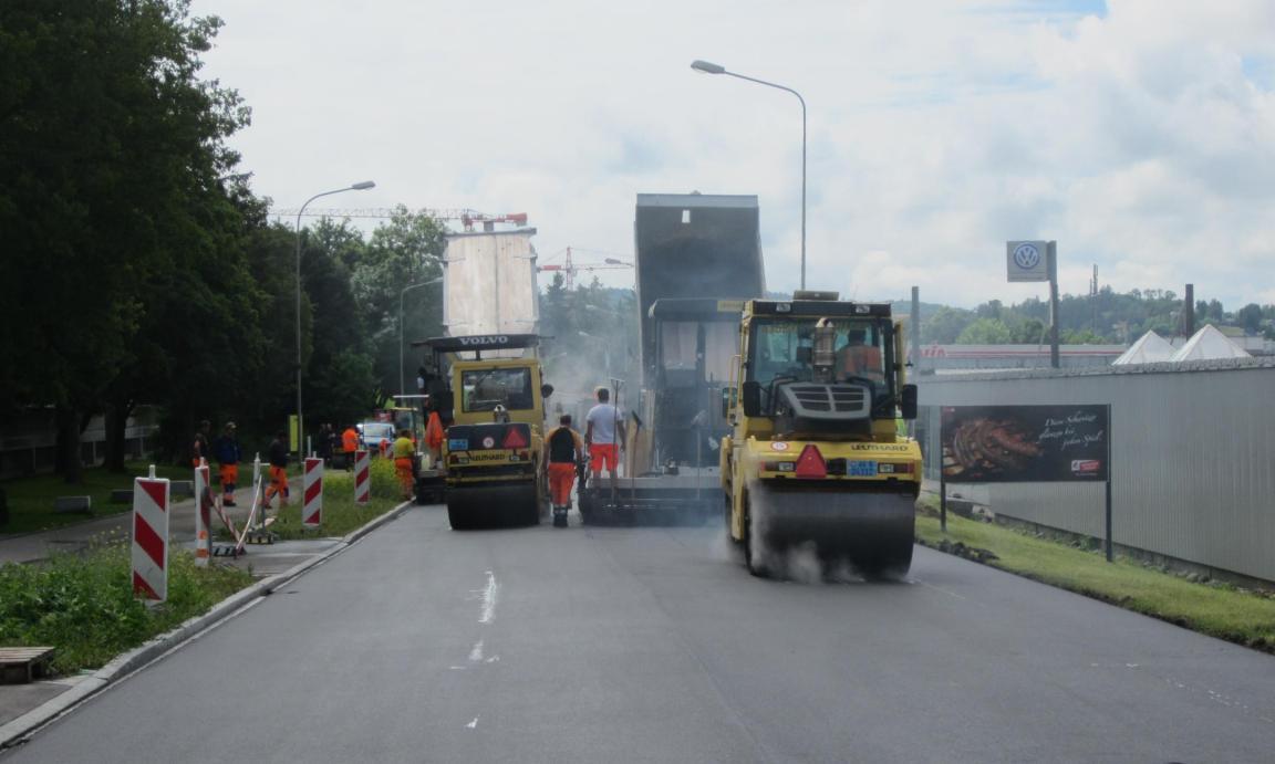 Belagsarbeiten mit Walzfahrzeugen, Fertiger und Kipplaster