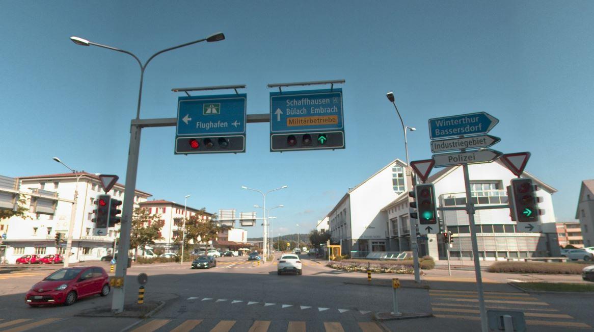Die Kreuzung «Wilder Mann» in Kloten. Die Wegweiser nach Schaffhausen, Bülach, Embrach (geradeaus) sowie zum Flughafen (links) sind mit Lichtsignalen ausgestattet. Rechts geht es nach Winterthur und Bassersdorf.