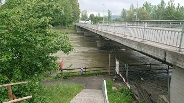 Das Foto zeigt die Limmatbrücke im Quartier Fahrweid in Weiningen. Eine Treppe führt von oben auf einen Fussweg unterhalb der Brücke durch. 