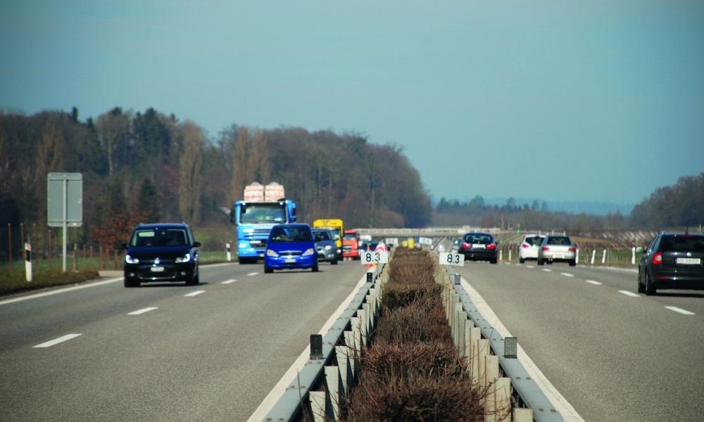 Kantonale Autobahn mit Mittelstreifen und beidseits regem Verkehr