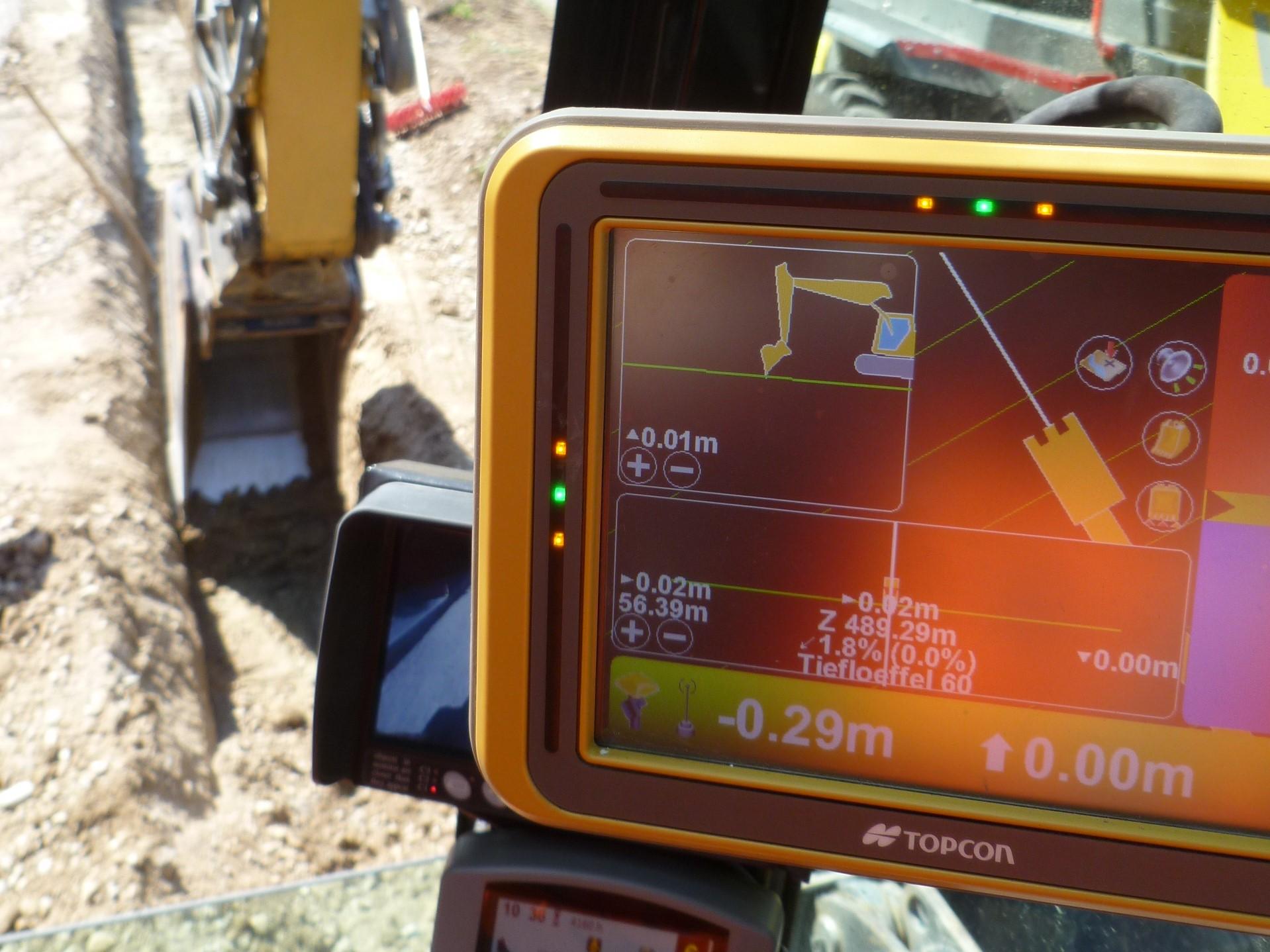 Bildschirm des GPS-Gesteuerten Baggers, der die Abmessungen und Positionen der Werkleitungen anzeigt.