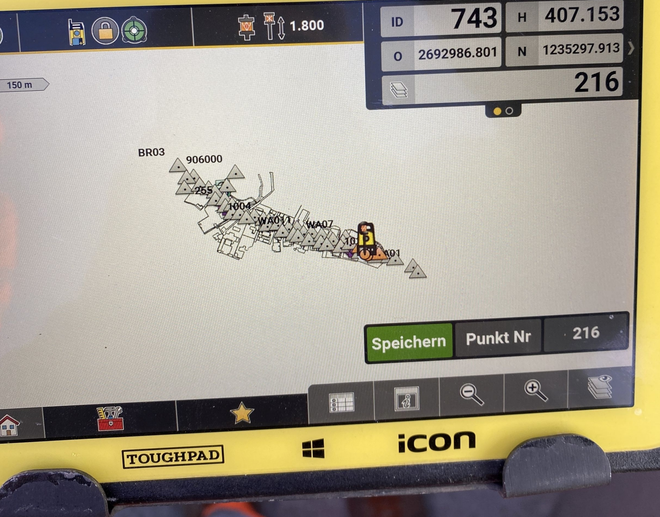 Robuster Tabletcomputer mit gelben Rand auf dem der Plan eines Baustellenabschnitts abgebildet ist.  