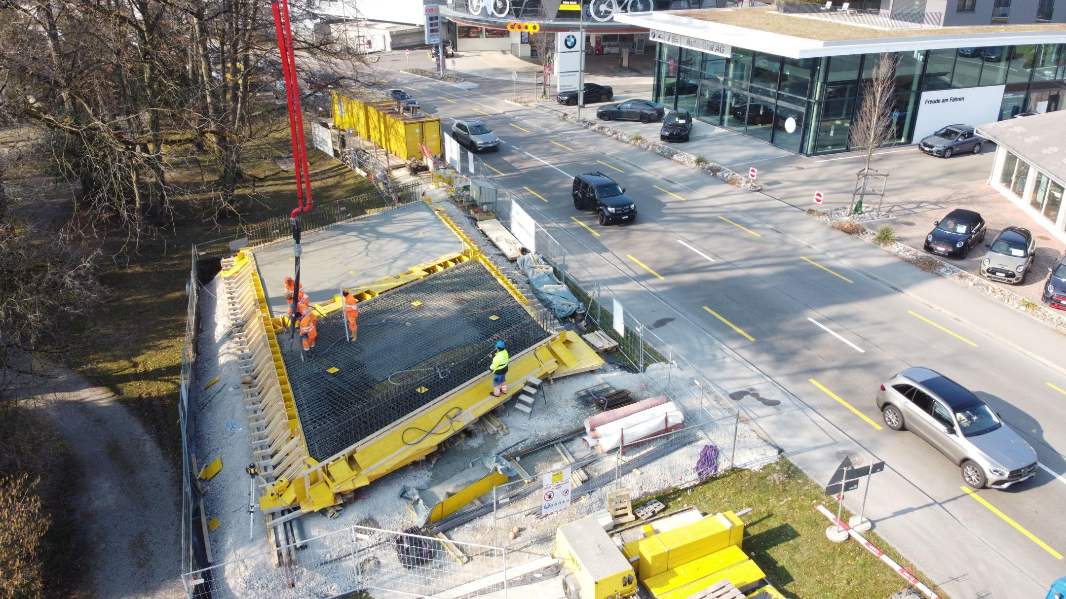Mit einer Drohne fotografierter Bauplatz neben der befahrenen Seestrasse in Meilen. 