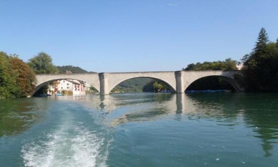 Die Rheinbrücke Eglisau mit drei Bogen vom Wasser aus aufgenommen.