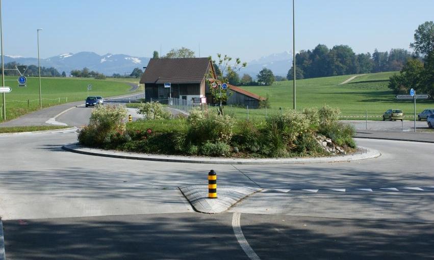 Kreisel Stäfa Redlikon mit den Alpen im Hintergrund
