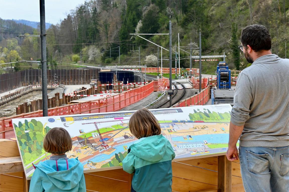 Besuchsplattform im Rütiboden mit Blick auf die Bauarbeiten am Einlaufbauwerk des Entlastungsstollens