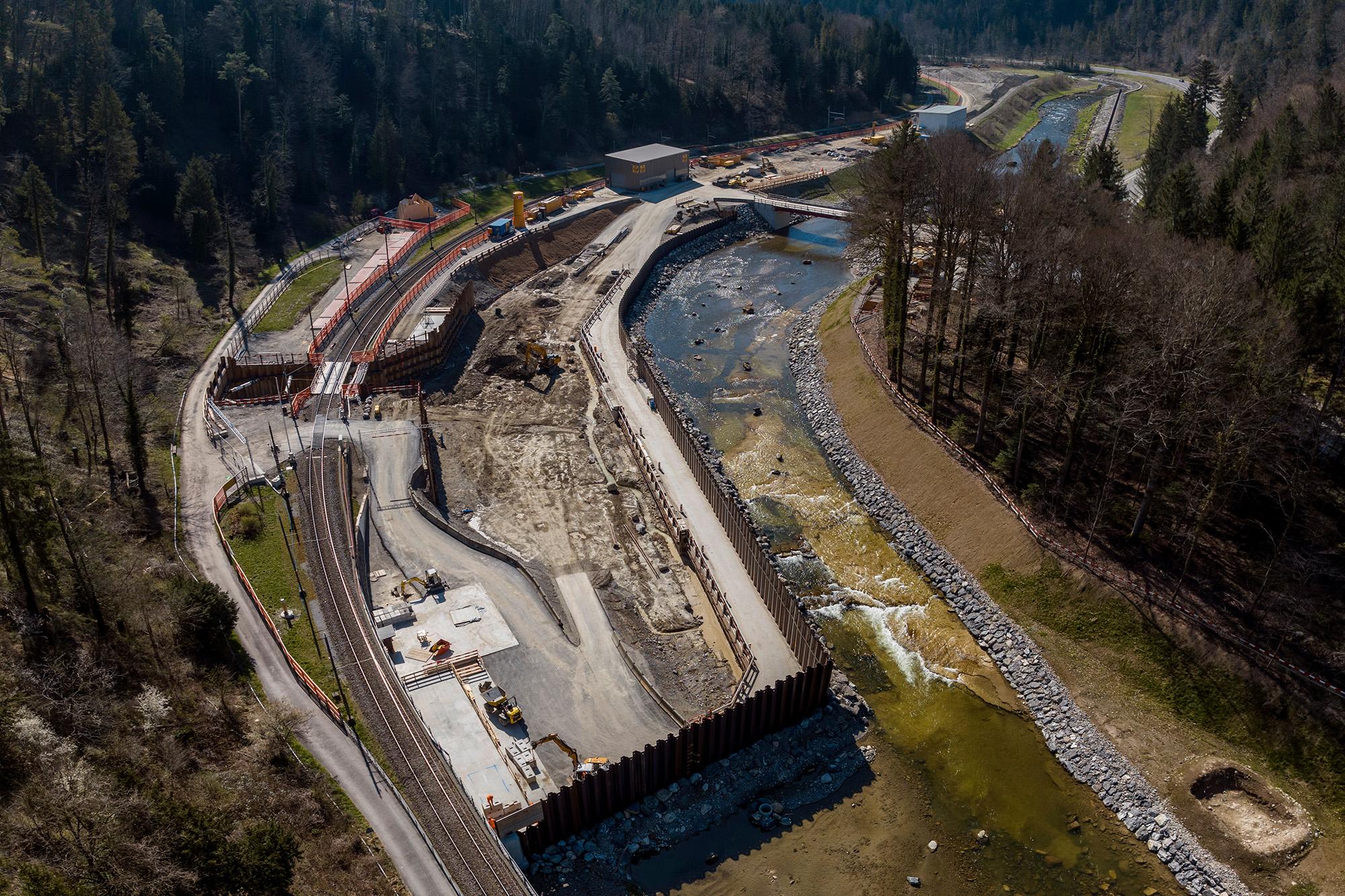 Luftaufnahme der Sihl. In der linken Bildhälfte sind eine Baugrube und eine Bahnlinie