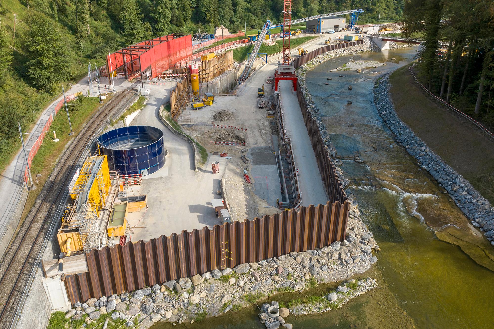 Grosse Baugrube am Sihlufer: Auf der rechten Seite fliesst die Sihl, links ist eine Bahnschiene erkennbar