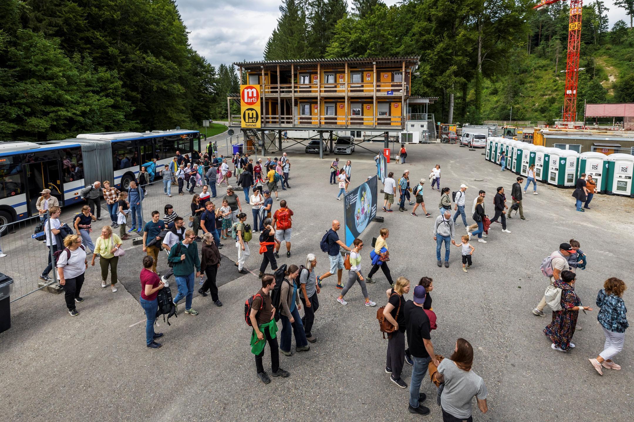 Die Leute besammeln sich auf dem Gelände für die Stollenwanderung.
